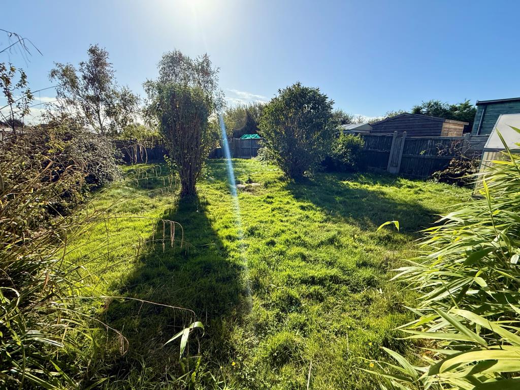 Lot: 21 - DETACHED BUNGALOW FOR REFURBISHMENT - Garden to rear